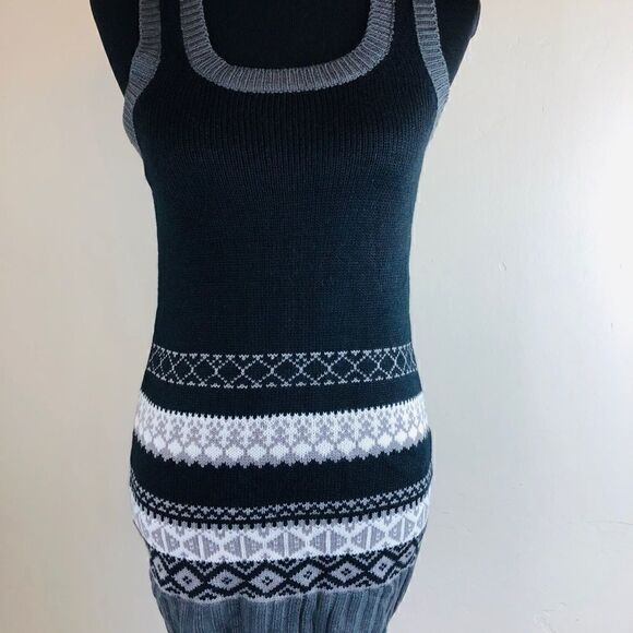 Red Berry Sleeveless Sweater Mini-Dress Argyle Pattern (S) - Picture 2 of 8